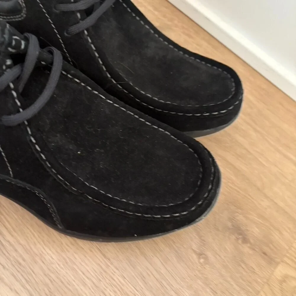 ** Men's Wrangler Black Suede Chukka lightweight boots size 9